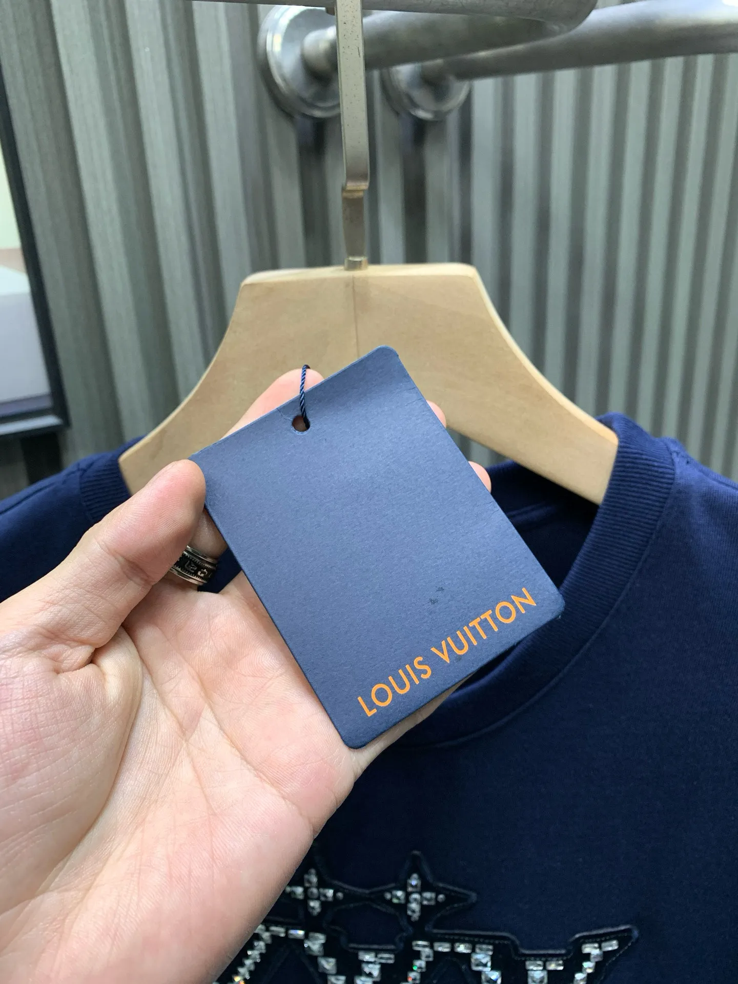🅿️240 🀄️ Louis Vuitton 1V 2025 new style 1854 diamond letter cotton short sleeves 32-count fine cotton plain fabric is made of combed cotton after a special process. Its fibers are more slender and neat. Therefore, the texture and durability of the fabric are significantly improved. The pure cotton material has excellent moisture absorption. The plain fabric is soft to the touch and comfortable to wear. The fiber structure of combed cotton is tighter. Therefore, the fabric made has better wear resistance and is not easy to pill or deform. The flowers are positioned and embellished with patterns. Diamond selection is to choose diamonds suitable for hot drilling. Diamond arrangement is to arrange the diamonds on the template according to the designed pattern. The diamonds are fixed on the fabric through a hot drilling machine. The color of the back glue should be uniform and consistent, and the firmness should be high. It combines the softness of silicone oil and the high-density characteristics of elastic glue. The material has excellent stretching and recovery properties and can quickly return to its original shape when subjected to external forces to maintain the integrity and clarity of the pattern.